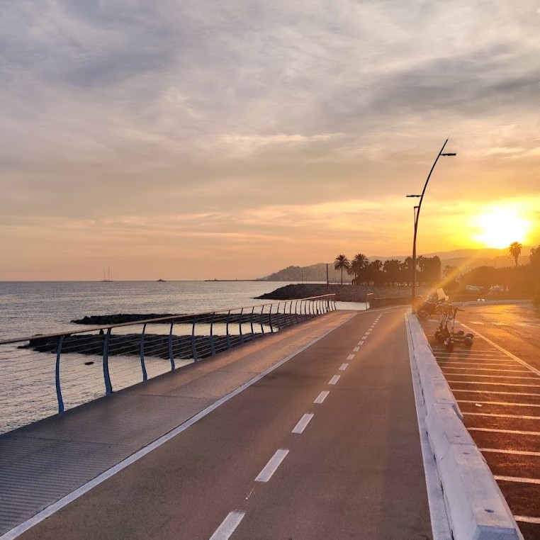 La pista ciclabile, proprio davanti a casa