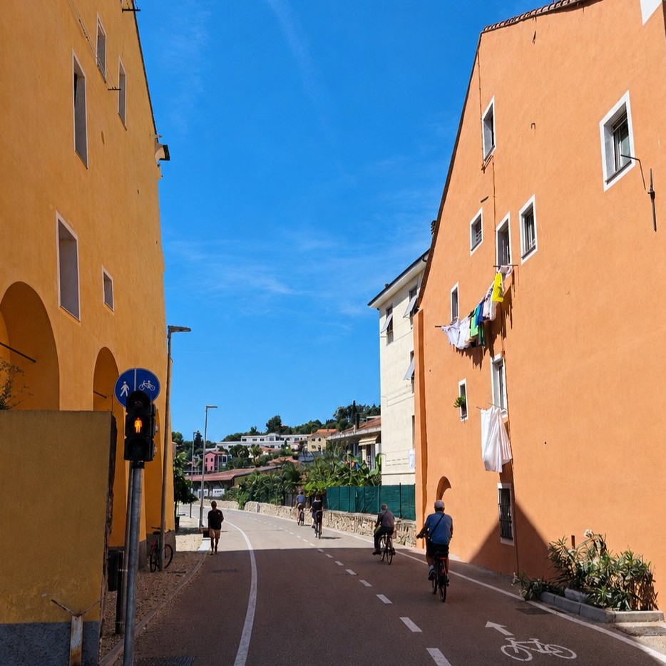 La pista ciclabile davanti a casa, tra i palazzi colorati